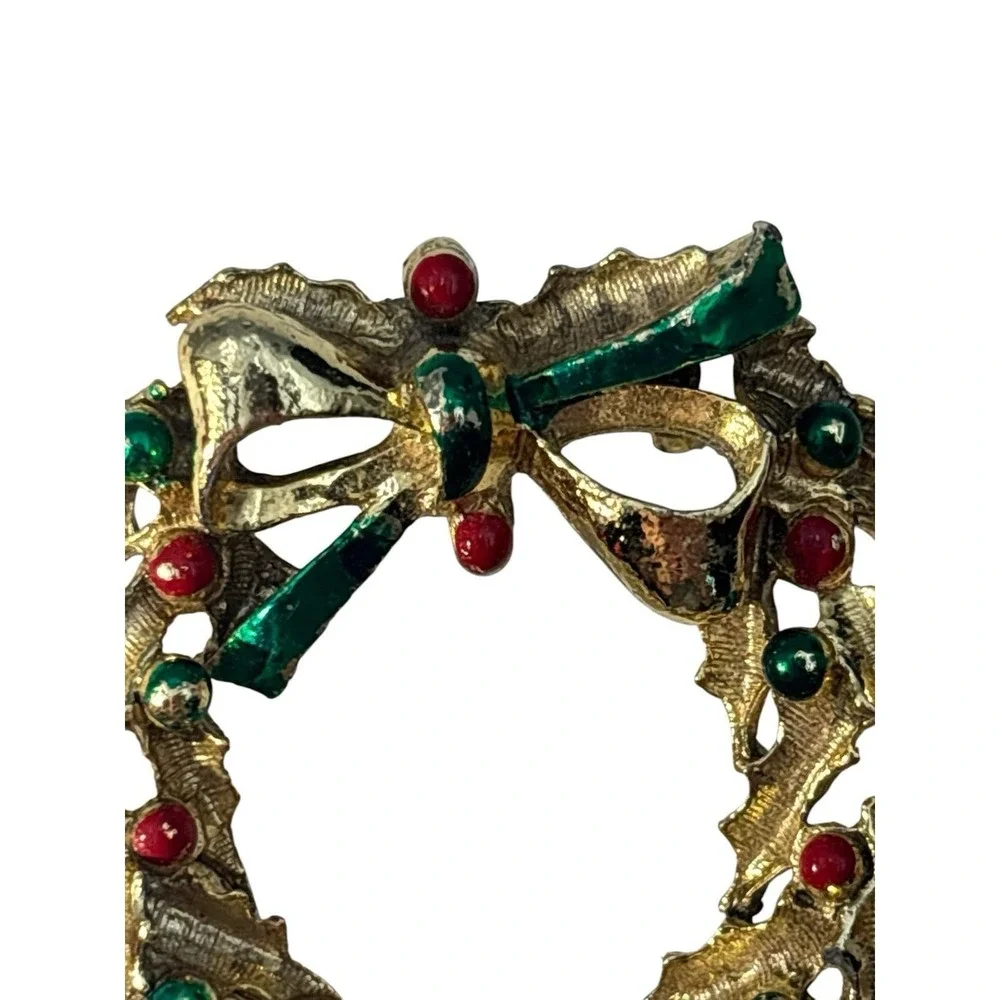 Vintage Gold Tone Red Green Enamel Christmas Decorated Holiday Wreath Brooch Pin